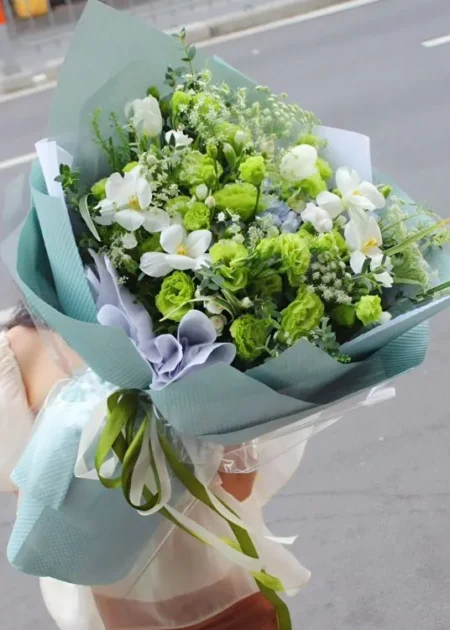 bó hoa tulip biển xanh