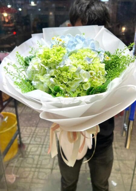 bó hoa cầm tú cầu