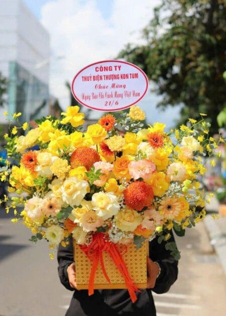 giỏ hoa hồng đủ màu nổi bật