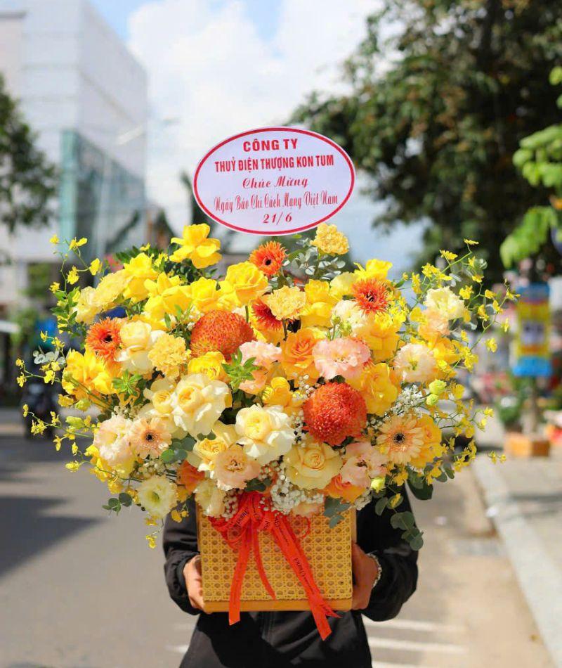 Giỏ Hoa Hồng Đủ Màu Nổi Bật 1-DVGH014 1 giỏ hoa hồng đủ màu nổi bật