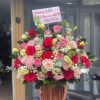 giỏ hoa hồng đủ màu nổi bật