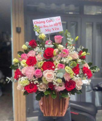 giỏ hoa hồng đủ màu nổi bật