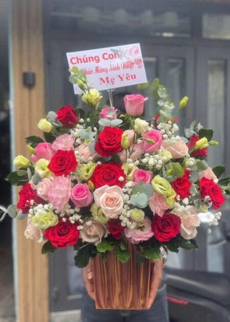 giỏ hoa hồng đủ màu nổi bật
