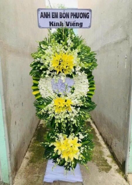 kệ hoa viếng tang lễ hoa lan trắng và hoa ly vàng