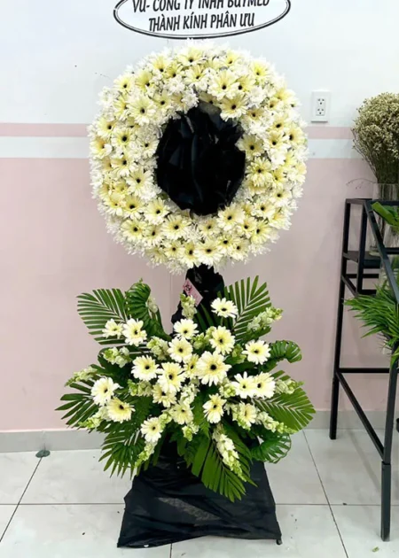 kệ hoa viếng chia buồn hoa đồng tiền trắng