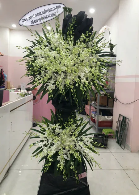 kệ hoa viếng hoa lan trắng