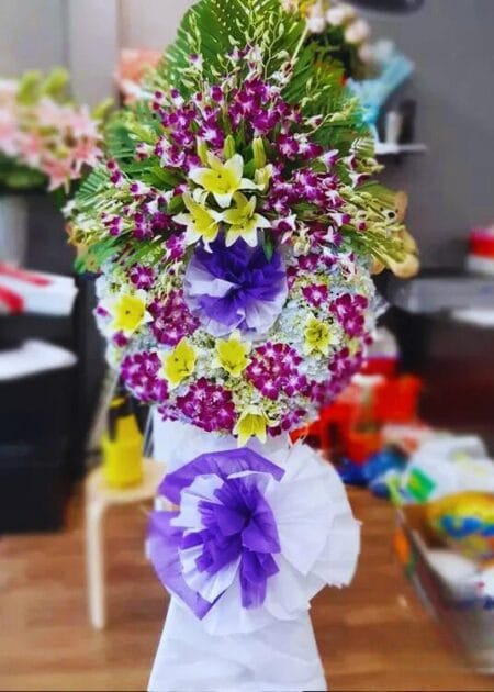 vòng hoa tang lễ hoa lan tím