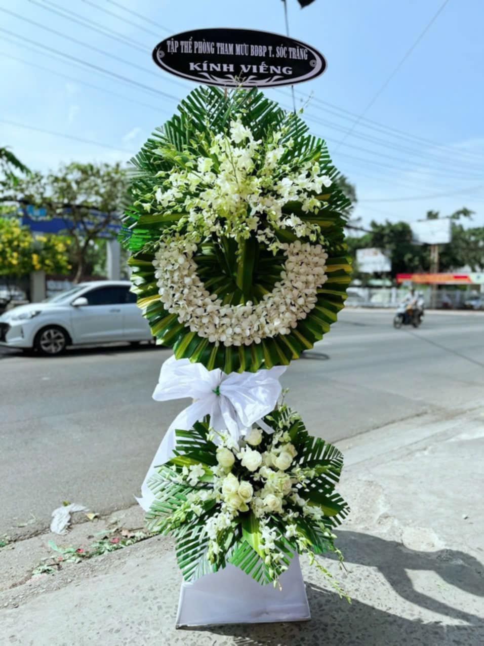 Vòng Hoa Tang Lễ Hoa Lan Trắng -tl024 1 vòng hoa tang lễ hoa lan trắng