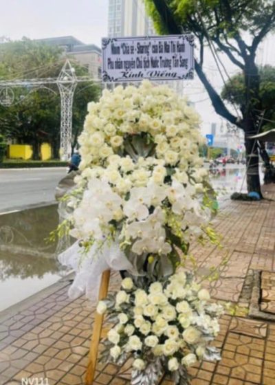 vòng hoa viếng màu trắng