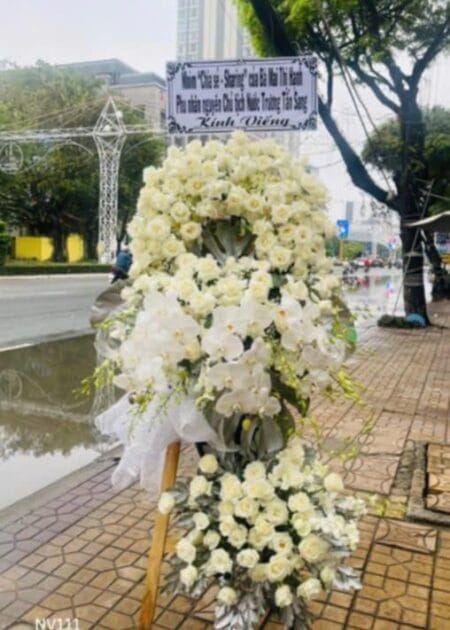 vòng hoa viếng màu trắng