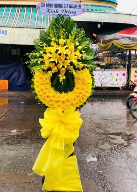 vòng hoa viếng chia buồn cùng gia đình