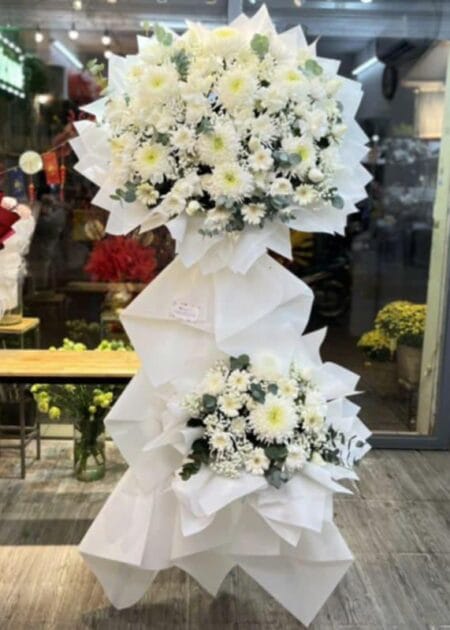 vòng hoa viếng tang lễ màu tráng
