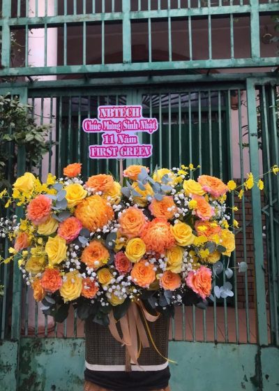 giỏ hoa hồng cam rực rỡ