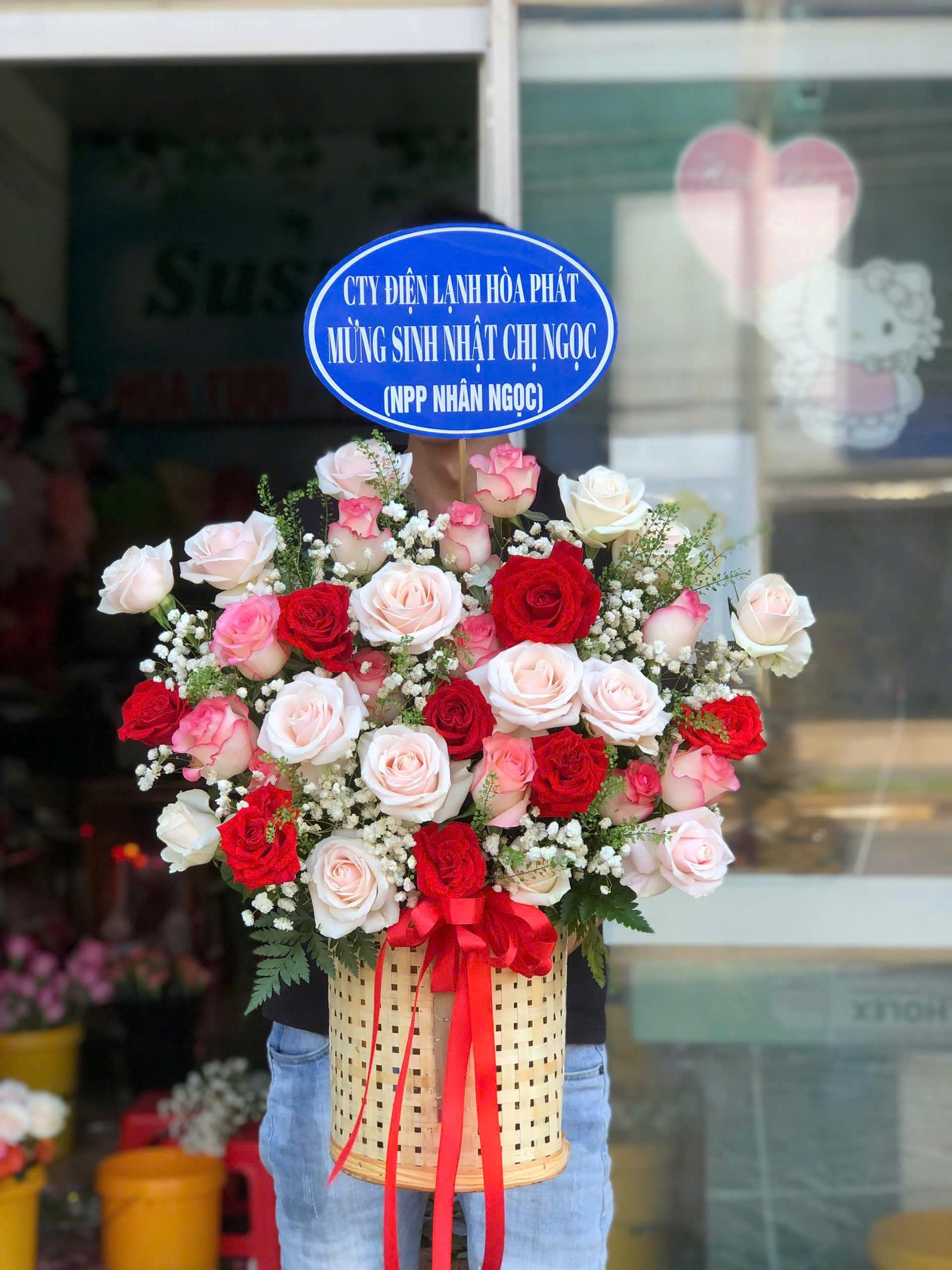 Giỏ hoa hồng đỏ – phấn tinh tế tặng sinh nhật-DVGH042 1 giỏ hoa hồng đỏ-phấn tinh tế tặng sinh nhật