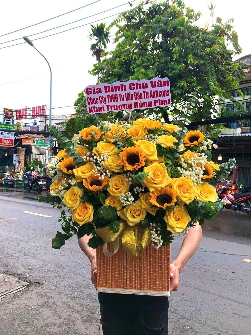 Giỏ Hoa “Khởi Đầu Rực Rỡ”-DVGH057 1 giỏ hoa khởi đầu rực rỡ