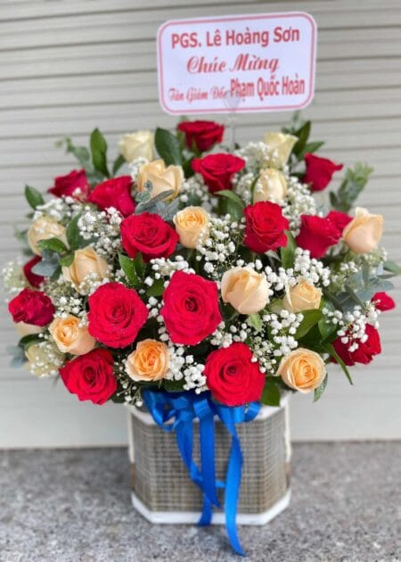 giỏ hoa phối nhiều màu rực rỡ