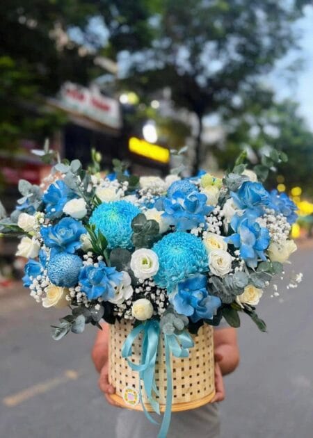 giỏ hoa tươi xanh dương - trắng tinh khôi