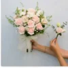 bó hoa cưới cầm tay cô dâu