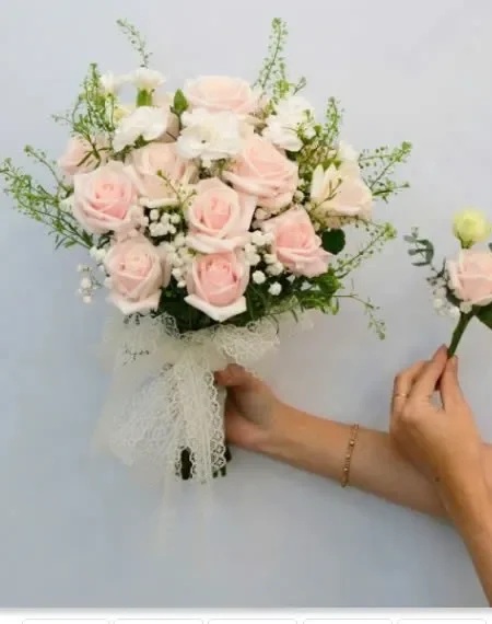 bó hoa cưới cầm tay cô dâu