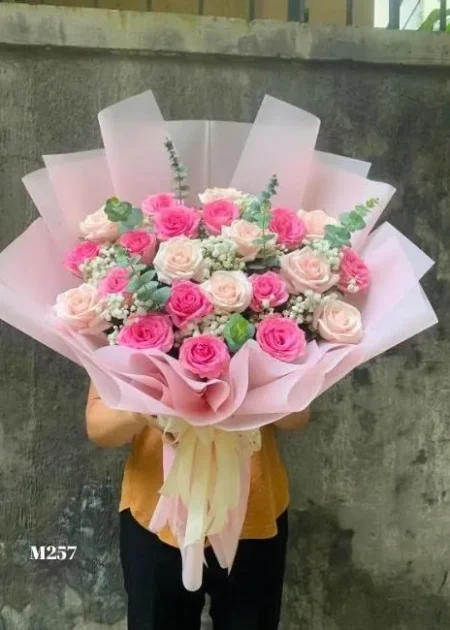 Bó Hoa Hồng Pastel Hồng Kem Phối Lá Bạc
