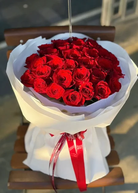 Bó 30 bông hồng đỏ giấy trắng Trọn Vẹn Yêu Thương