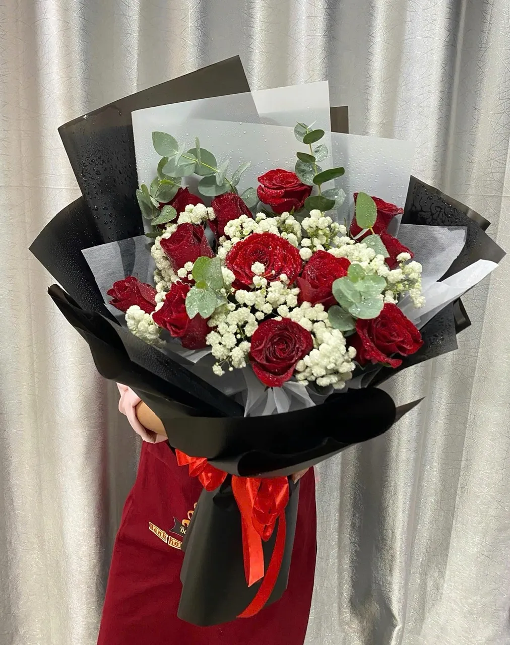 Bó Hoa 12 Bông Hồng Đỏ Dạ Hội Hoa - Hb1078 1 bó hoa 12 bông hồng đỏ
