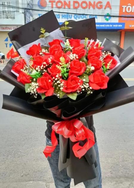 bó hoa hồng đỏ nơ ruy băng Love You