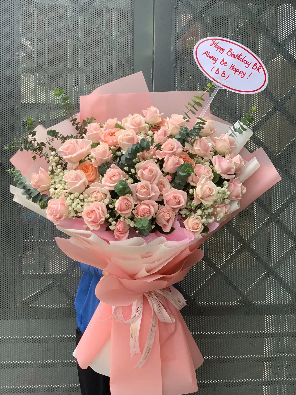 Bó Hoa Hồng Đào Cỡ Lớn Giấy Hồng Phối Kem – HB1029 1 Bó Hoa Hồng Đào Cỡ Lớn Giấy Hồng Phối Kem