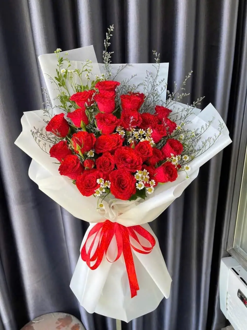 Bó Hoa Hồng Đỏ Cúc Họa Mi Ngày Mới Tươi Xinh - Hb1080 1 bó hoa hồng đỏ cúc họa mi