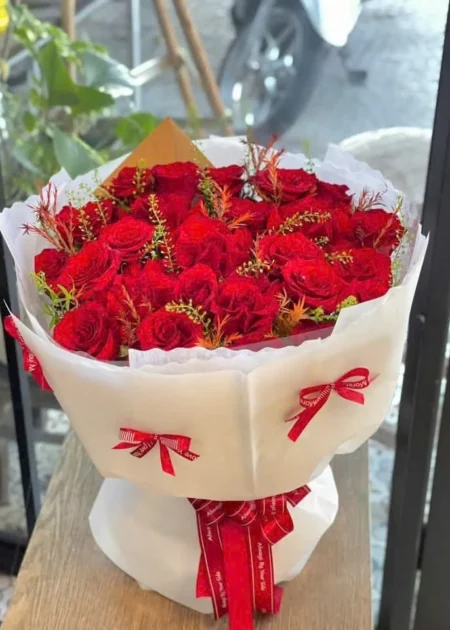 Bó Hoa Hồng Đỏ Dáng Trụ – Mãi Bên Em