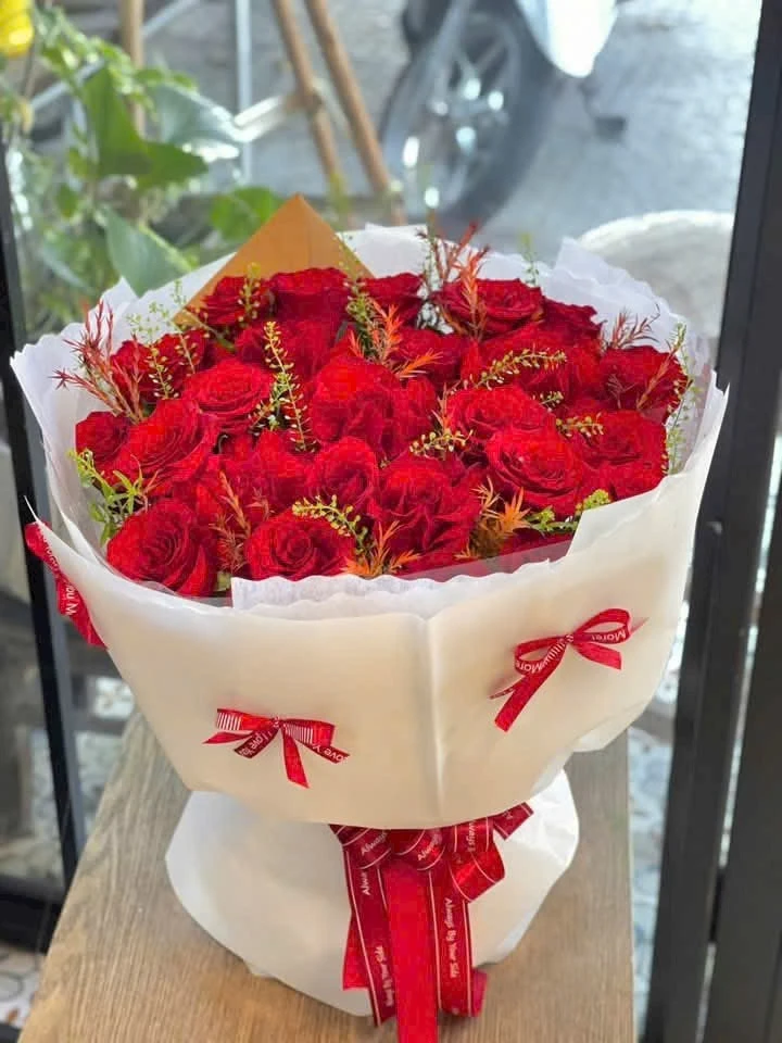Bó Hoa Hồng Đỏ Dáng Trụ – Mãi Bên Em