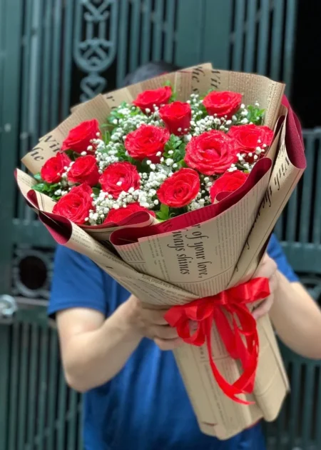 bó hoa hồng đỏ giấy báo