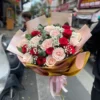bó hoa hồng đỏ hồng phấn giấy vàng đồng