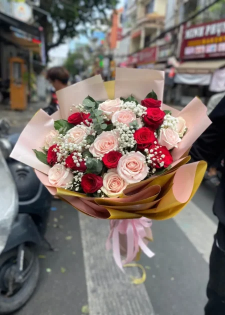 bó hoa hồng đỏ hồng phấn giấy vàng đồng