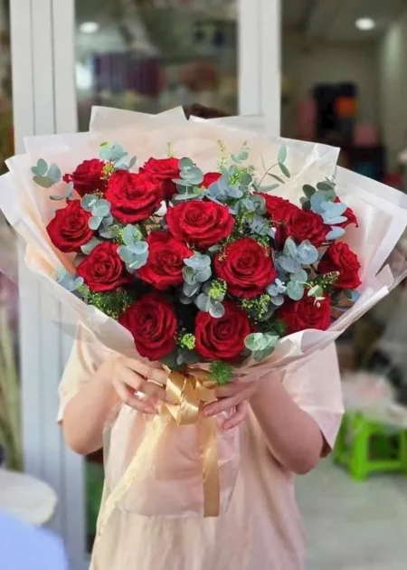 Bó Hoa Hồng Đỏ Thắm Lá Bạc