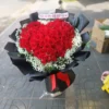 bó hoa hồng đỏ trái tim giấy đen