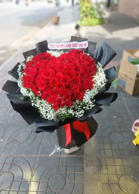 bó hoa hồng đỏ trái tim giấy đen