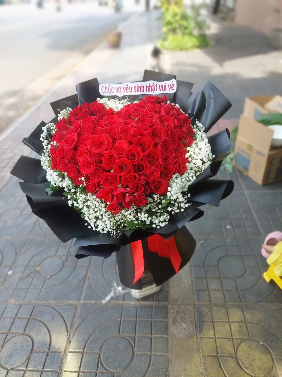 Bó Hoa Hồng Đỏ Trái Tim Giấy Đen Chỉ Riêng Em - Hb1061 1 bó hoa hồng đỏ trái tim giấy đen