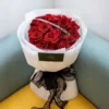 Bó Hoa Hồng Đỏ Tròn Nhũ Giấy Trắng
