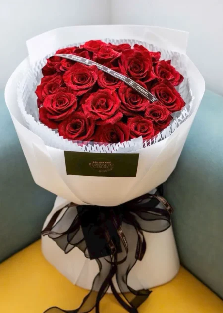 Bó Hoa Hồng Đỏ Tròn Nhũ Giấy Trắng