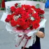 Bó hoa hồng đỏ "Lời Yêu Đầu Tiên" kết hợp đồng tiền, baby và lá bạc, rất hợp tặng sinh nhật, kỷ niệm, 8/3, 20/10. Giao nhanh, tặng kèm thiệp.