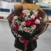bó hoa hồng mix màu giấy báo