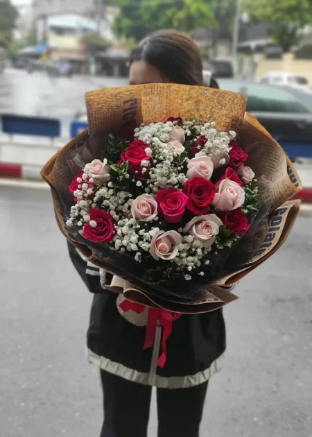 bó hoa hồng mix màu giấy báo