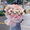 Bó Hoa Hồng Phấn Lưới Trắng Bồng Bềnh