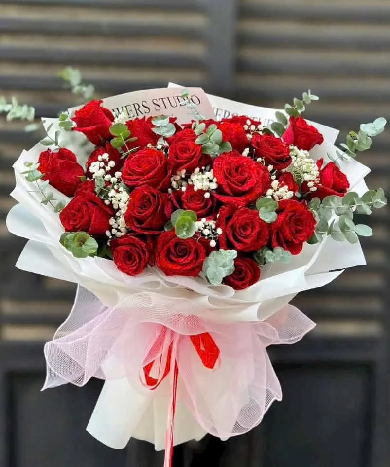 Bó Hoa Hồng Đỏ Kim Tuyến – Đỏ Thắm Lấp Lánh
