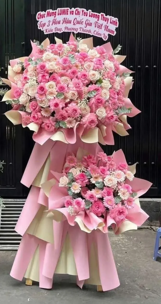 Kệ Hoa Chúc Mừng 2 Tầng – Rạng Rỡ Vinh Quang – DVKT249 21 kệ hoa chúc mừng 2 tầng tông hồng giấy hồng kem