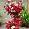 Kệ Hoa Hồng Đỏ Ly Trắng – Đỏ Trắng Viên Mãn – DVKT279 3 kệ hoa hồng đỏ ly trắng Đỏ Trắng Viên Mãn