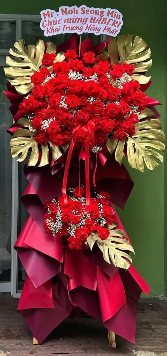 Kệ Hoa Khai Trương Lá Monstera Phun Màu – Song Sắc Thịnh Vượng – DVKT253 21 kệ hoa khai trương lá monstera phun màu đỏ lá nhũ vàng