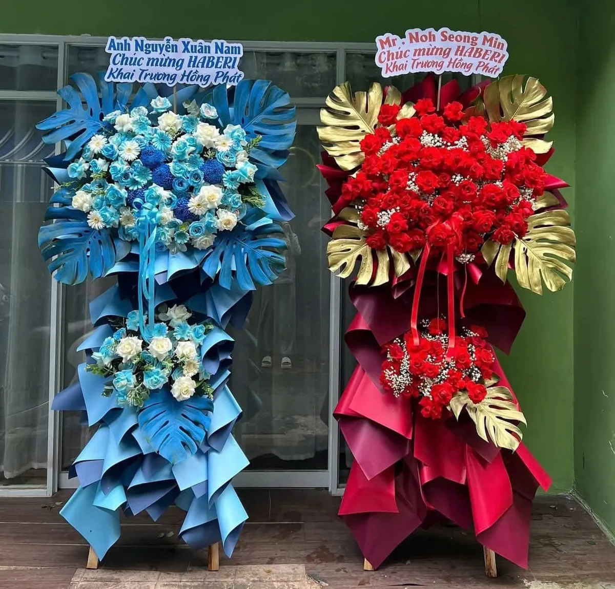 Kệ Hoa Khai Trương Lá Monstera Phun Màu – Song Sắc Thịnh Vượng – DVKT253 22 kệ hoa khai trương lá monstera phun màu Song Sắc Thịnh Vượng xanh dương và đỏ