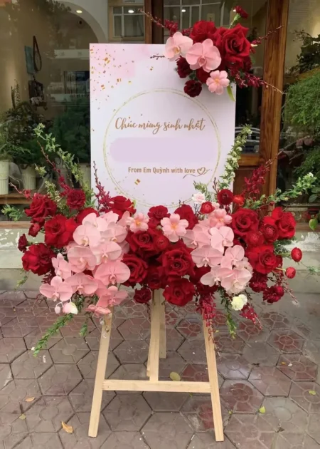 kệ hoa sinh nhật hồng đỏ lan hồ điệp Tuổi Mới Nồng Nàn